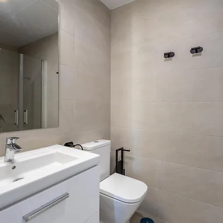 Skyline 1 Pool & Parking Free Apartment
