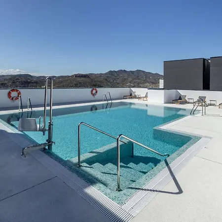 Skyline 1 Pool & Parking Free Apartment *